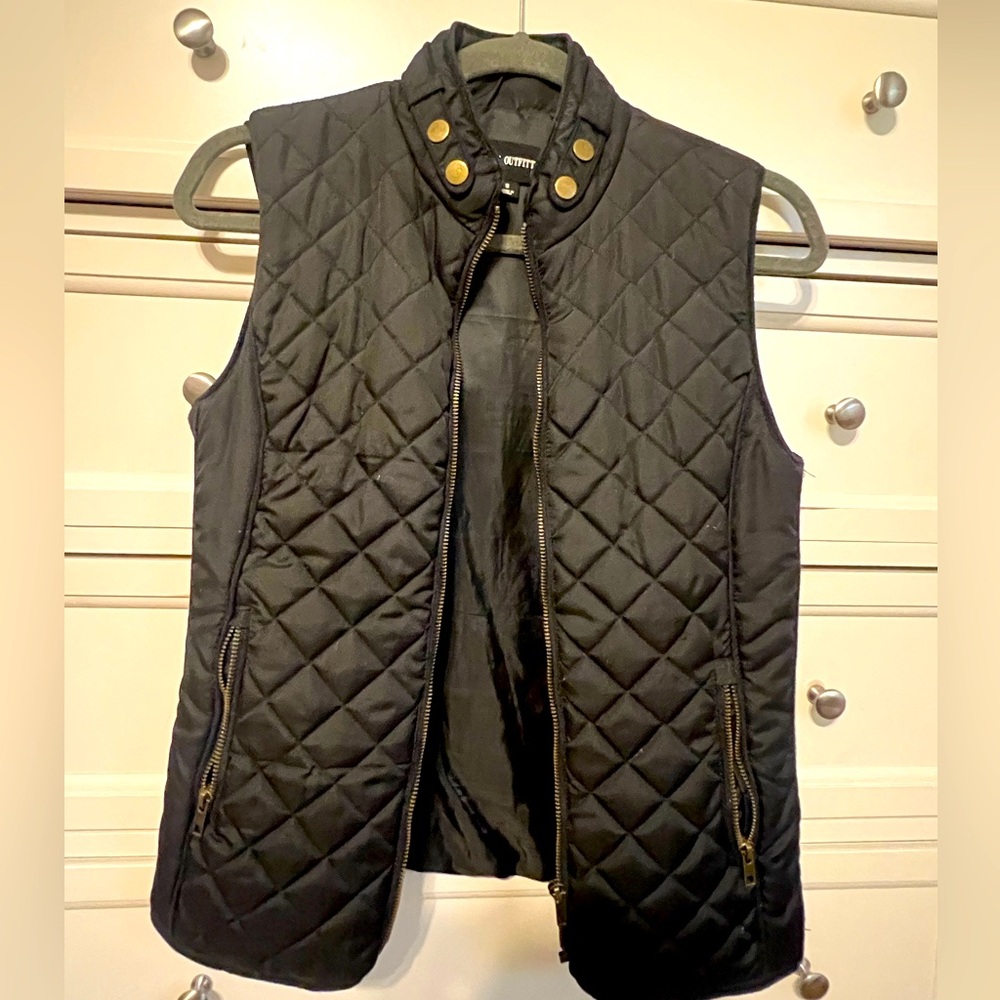 Zenana Outfitters black vest with gold hardware